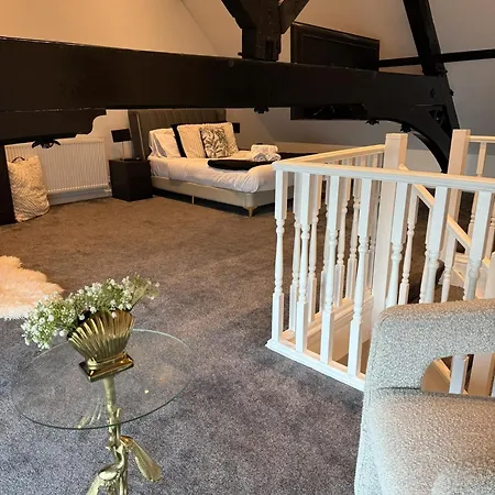 Luxury No 19 * Bradford (West Yorkshire)